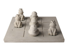 Dekoration/spel 'Tre i rad' Cement 25 x 25 cm